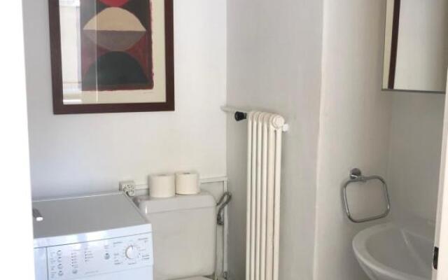 Central 2 bedroom flat in heart of Eaux-vives