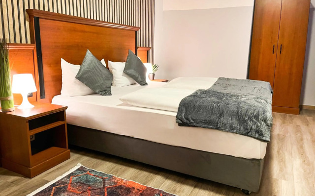 City Hotel West