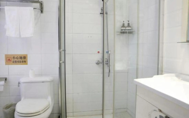 Zhongyi Light Luxury Cloud Hotel (Anqing City Renmin Road Pedestrian Street Xiaosu Road Branch)