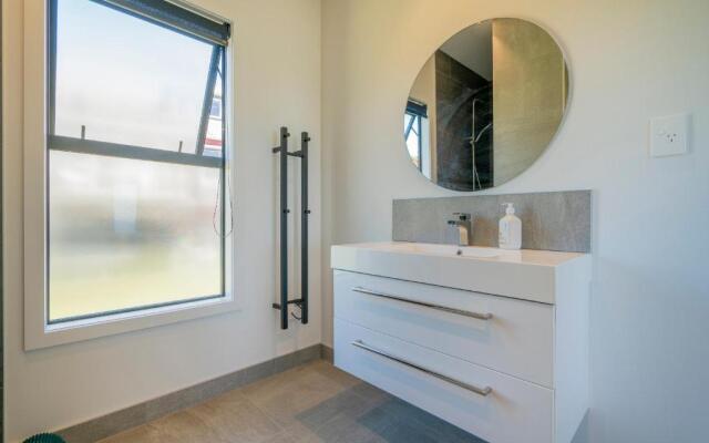 Hosts on the Coast Ātaahua.