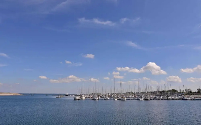 Modern Furnished Detached Bungalow, Located on the Marina