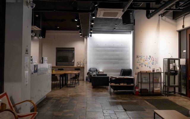 Canvas Hostel - Black