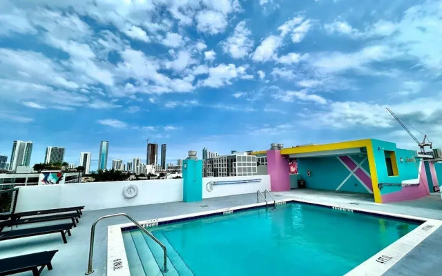 1BR Condo wRooftop Pool at Wynwood