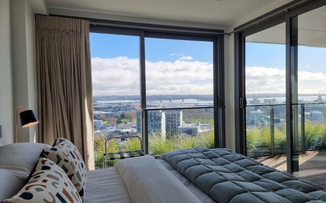 Luxe Apt w Harbour-Sunset Views -Parking