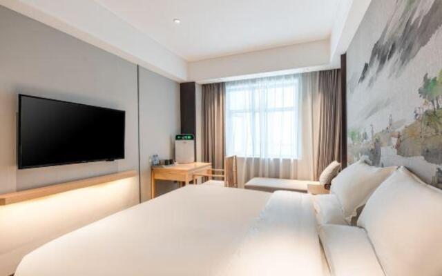 Eight water cloud Habitat Hotel