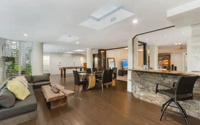 Luxury Pool Side Apartment in Beachfront Resort