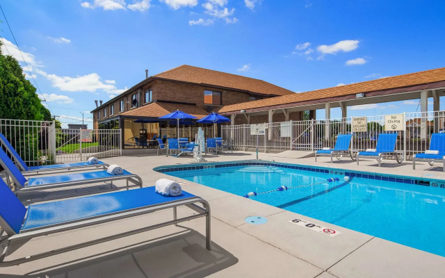 Days Inn by Wyndham St. Charles IL