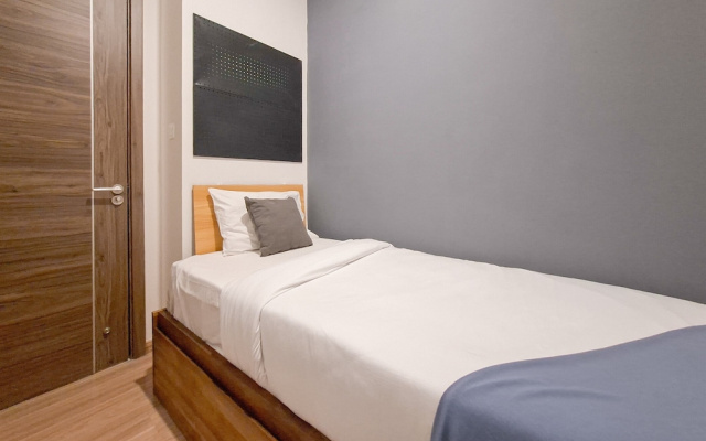 Monochromatic 2Br With Extra Working Room Apartment Sky House Bsd – Guest Rooms – Legok