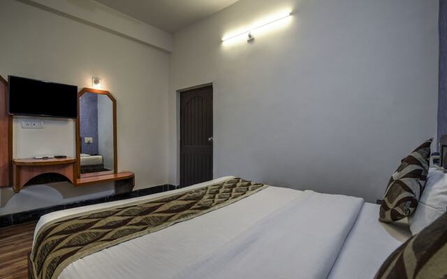 OYO 17080 The Lasa Grand