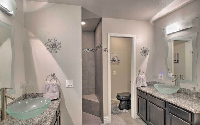 Game Room, Fire Pit & Putting Green: Glendale Home