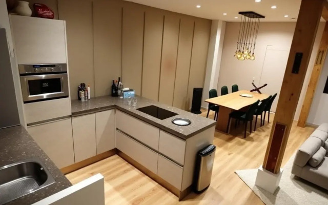 Modern 3-bed Apartment in Amsterdam