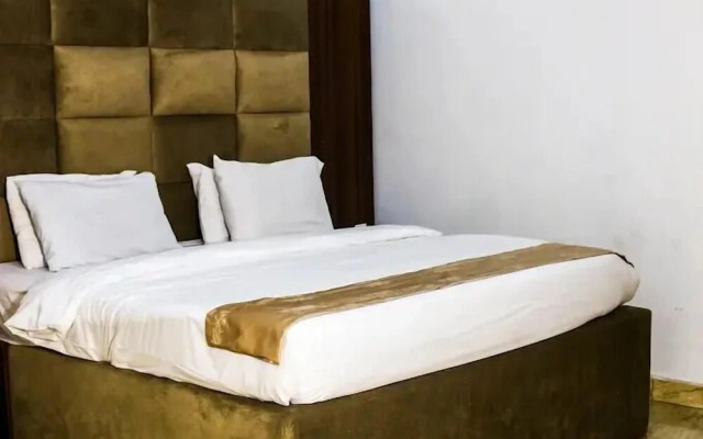 Hubbies Royale Hotel