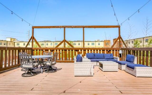 Elegant 4BR Condo in Downtown
