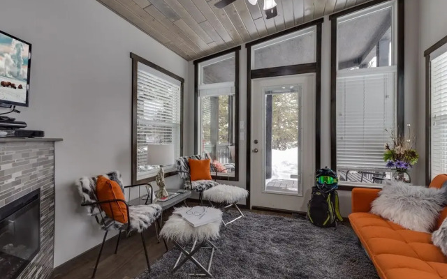 Hickory-dickory Hollow