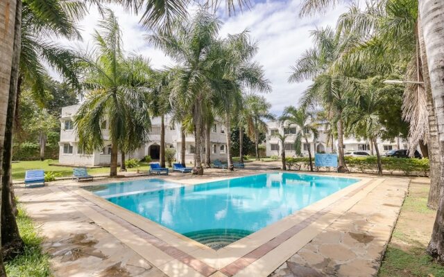 Lux Suites Royal Palm Studio Apartment