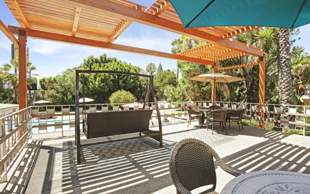 Super 8 by Wyndham Long Beach