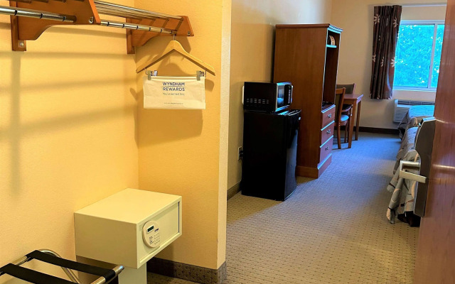 Super 8 by Wyndham Topeka at Forbes Landing