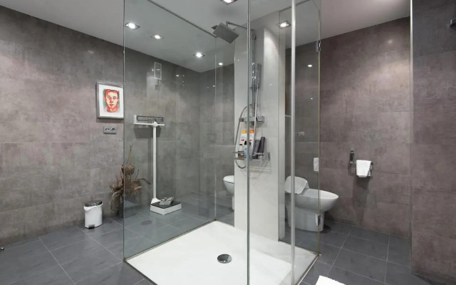 Piso moderno, céntrico y con garaje gratis