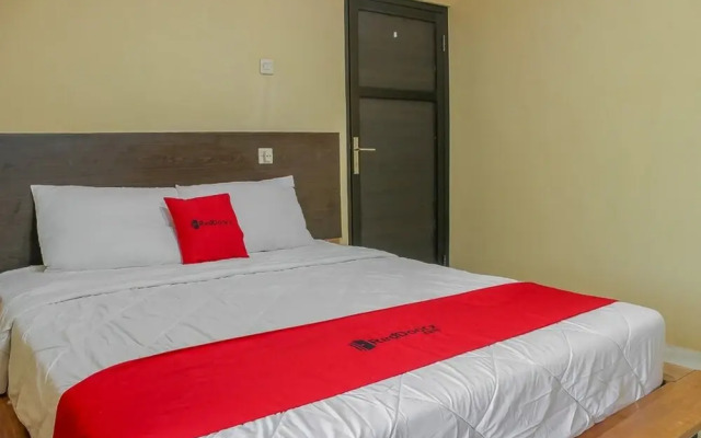 RedDoorz Syariah near Pasar Modern Cikopo