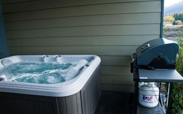 Pinnacle Ridge Chalets by Fernie Lodging Co