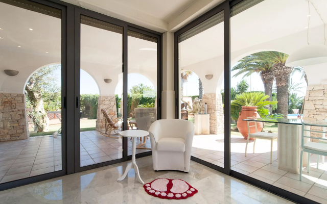 Spacious Villa with Pool and Jacuzzi