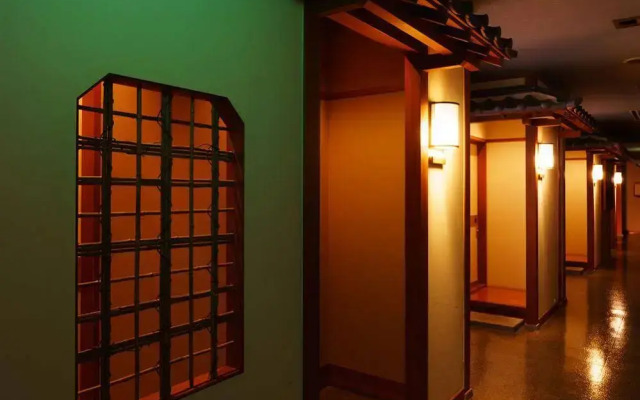 Hotel Hoho "A hotel overlooking the Echigo Plain and the Yahiko mountain range"