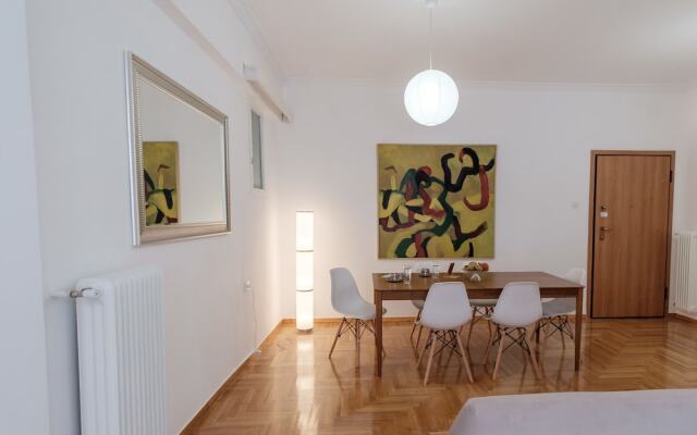 Comfortable 2BD apartment next to Megaro