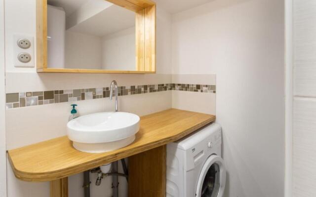 Bright And Pretty 34 M With Terrace The Sea