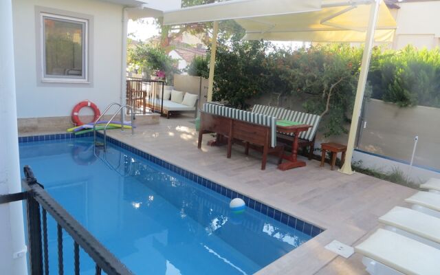 Villasevval-sleeps8-pool-bbq-ac-neartown