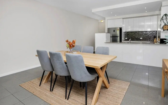 City Centre Apartment with Mountain View