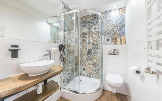 Biały Jeleń z basenem i jacuzzi