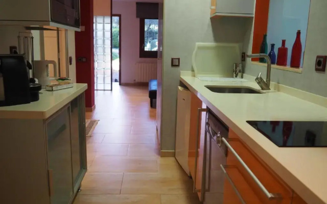 apartamento aislado jardín y piscina