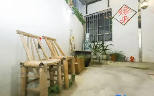 Jingdezhen Dongfangli  (sculpture porcelain factory)