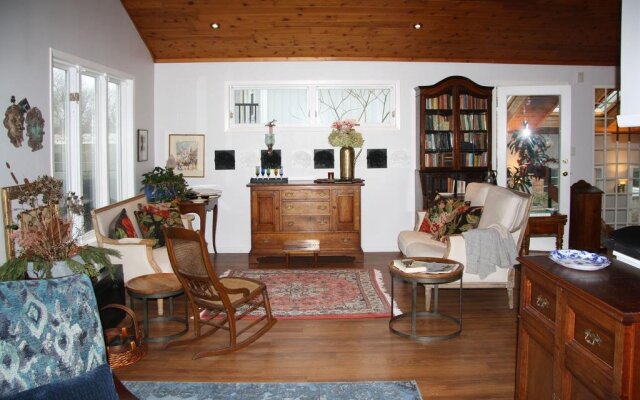 2 Moon Cottage Bed & Breakfast