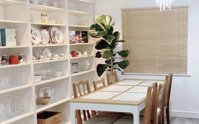 Impeccable 2 Bedroom House in Bicester