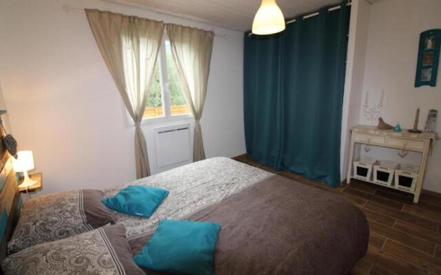 Logement, rez-de-jardin d’une maison, orée du bois