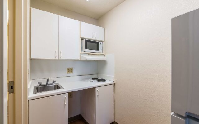 HomeTowne Studios by Red Roof Raleigh - Durham