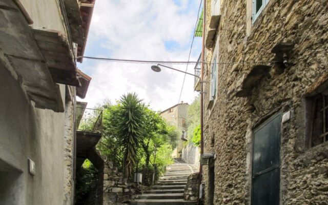 House Claudio Collabassa