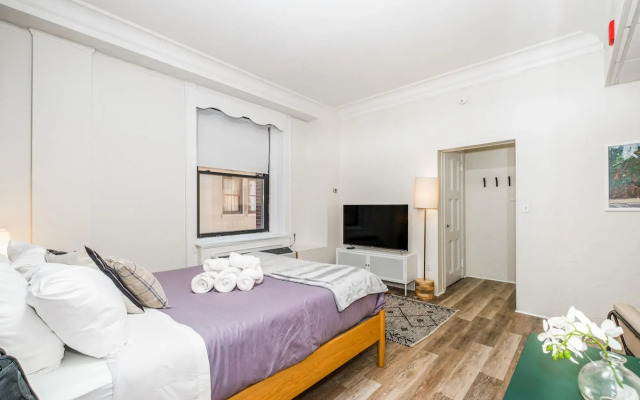 Modern Studio + Train | Theatre District | Evonify