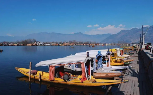 Group Of House Boat Golden Crest