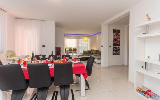 Beautiful Home in Zaton With Wifi and 6 Bedrooms