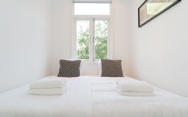 Ruby van Gogh Apartments