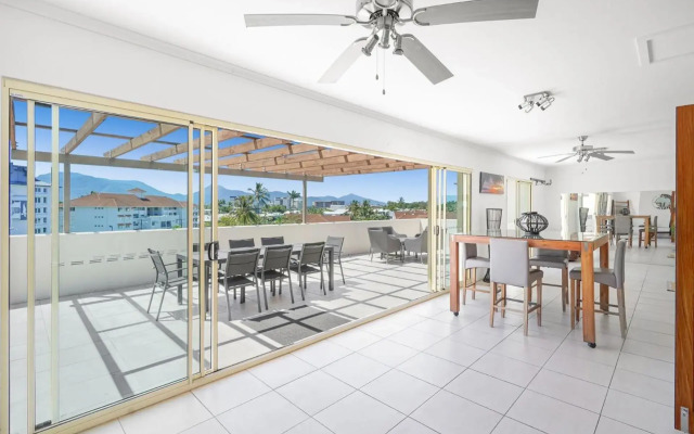 Belle Escapes - 404 The Edge Penthouse with Water Views