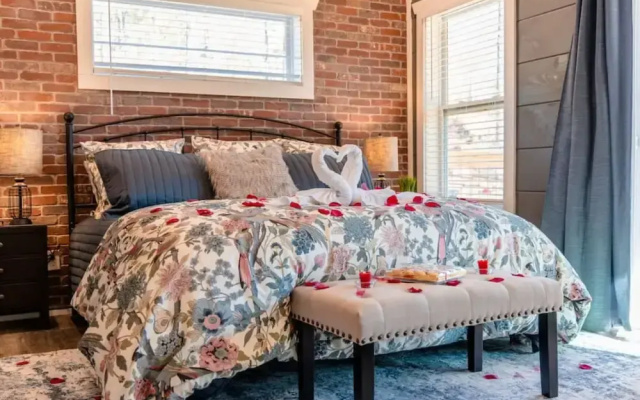 Romantic Cabin Retreat By Ghosal Luxury Lodging