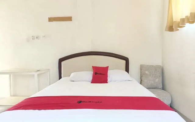RedDoorz Syariah Near Rumah Sakit Umum Wisata Uit(RedDoorz Syariah near Rumah Sakit Umum Wisata UIT)
