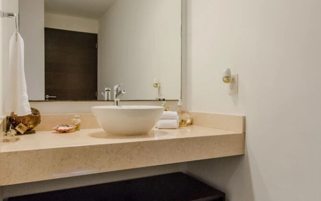 LUXURY! 4 POOLS - 2-bdr condo - GYM (V233)