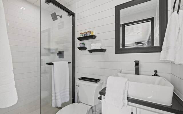 New Wilderness Hideout-cozy Container Home