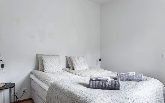 1BR Apt with Sauna - Balcony - Parking