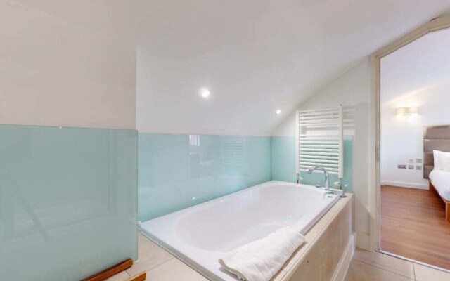 Short let - Penthouse Apartment With West-facing Terrace
