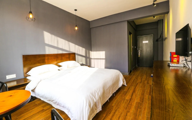 Comma Travel International Youth Hotel